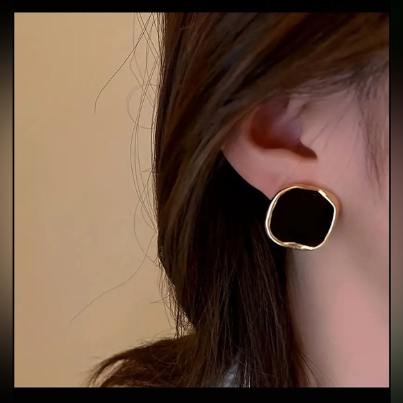 Jewelry - NWT Black Square Stud Earrings